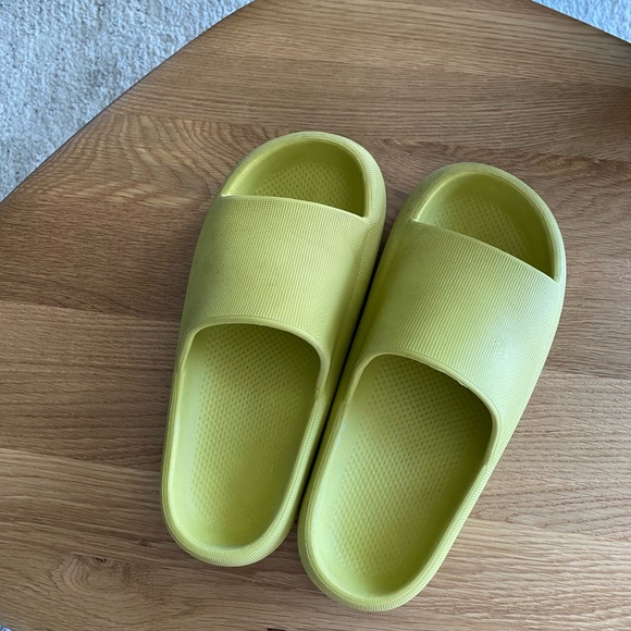 Amazon cloud slippers - Picture 1 of 3